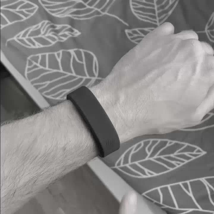 Video laden: <p>Du legst das Armband vor dem Schlafengehen an und stellst den Wecker ganz einfach ein.<br/><br/>Wenn der Wecker ausgelöst wird, schaltest du ihn aus und legst das Armband wieder auf deinen Nachttisch.</p>