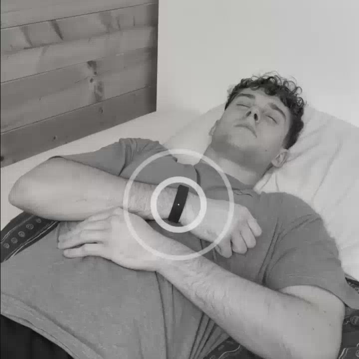 Video laden: <p>WECKKONTROLLE weckt dich mit kraftvollen Vibrationen am Handgelenk, <strong>3× stärker als Smartwatches</strong>, aber so gezielt, dass es für alle anderen <strong>komplett geräuschlos</strong> bleibt.</p><p>Keine Bettwecker mehr, die deinen Partner mitwecken. Keine schwachen Smartwatches mehr, die du einfach verschläfst. Und kein Verlassen auf andere.</p><p>Nur zuverlässiges Aufwachen, jedes einzelne Mal. <strong>Ohne schlechtes Gewissen. Ohne Stress.</strong></p>